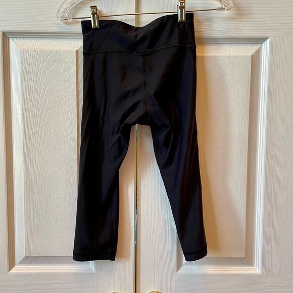 UNDER ARMOUR BLACK CAPRI WORK OUT PANTS SIZE XS - Picture 3 of 4